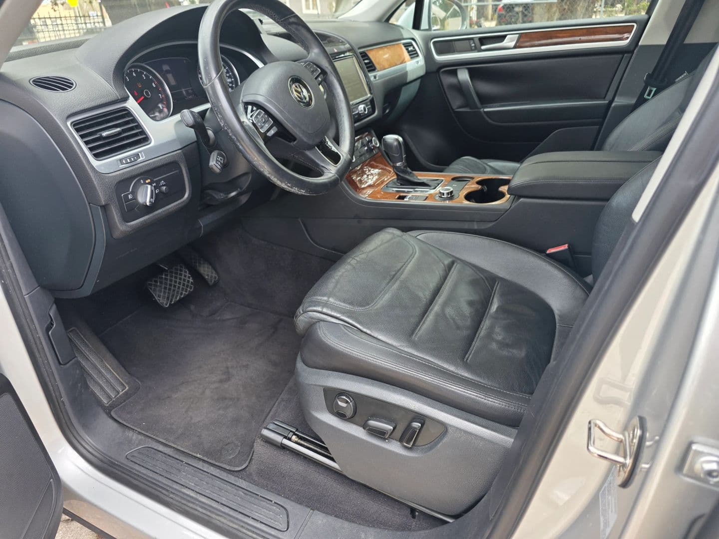 2013 VW Touareg VR6 — front seats