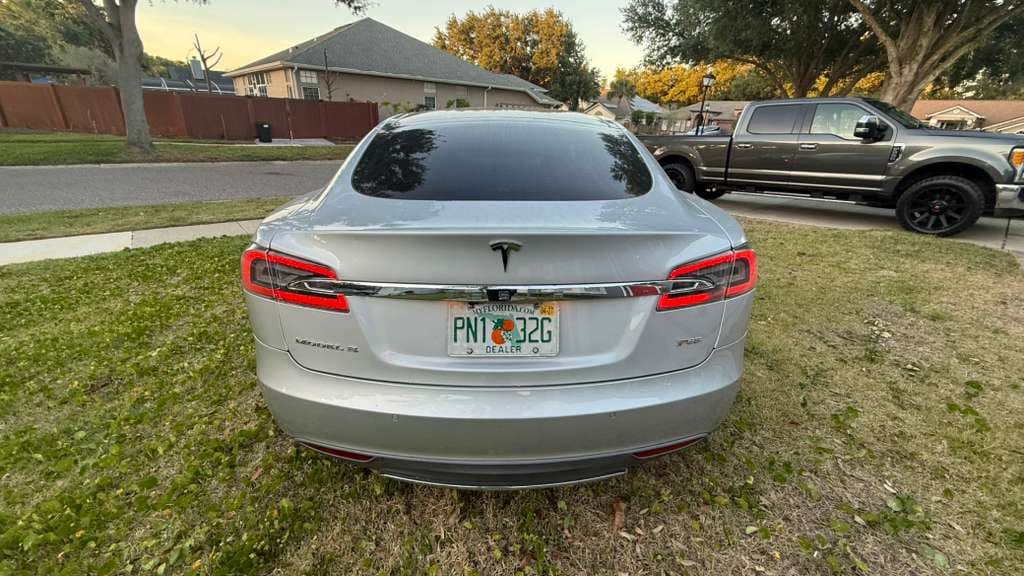 2014 Tesla Model S thumbnail 8