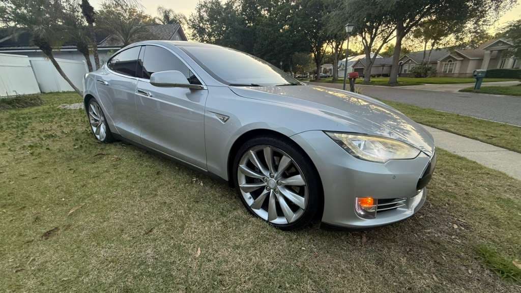 2014 Tesla Model S thumbnail 5