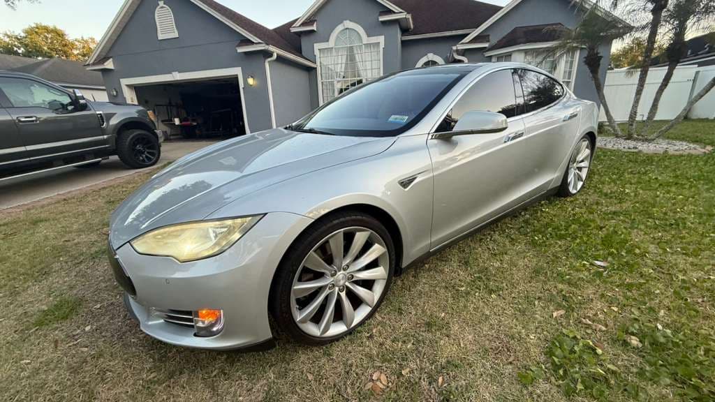 2014 Tesla Model S thumbnail 3