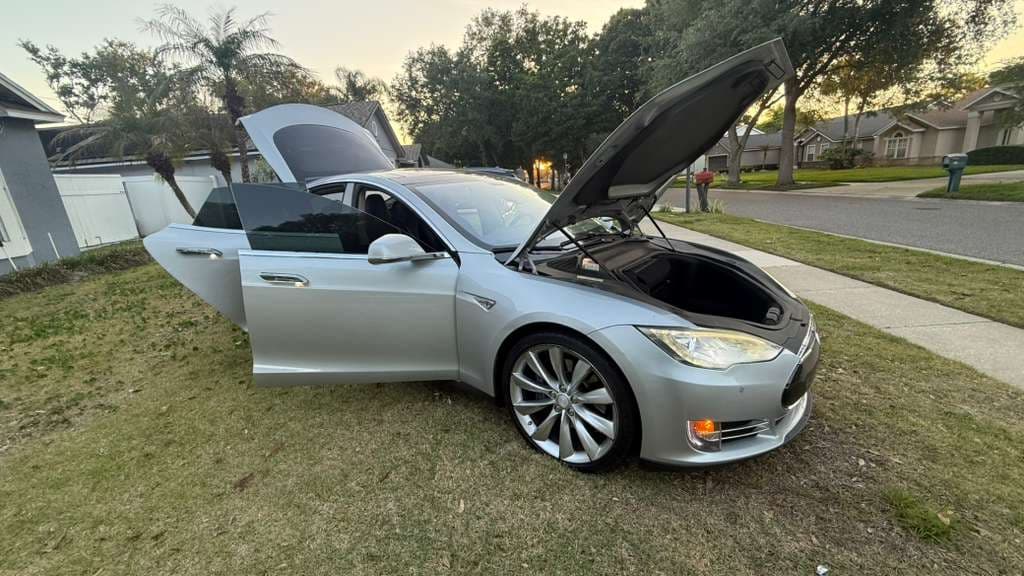 2014 Tesla Model S thumbnail 9
