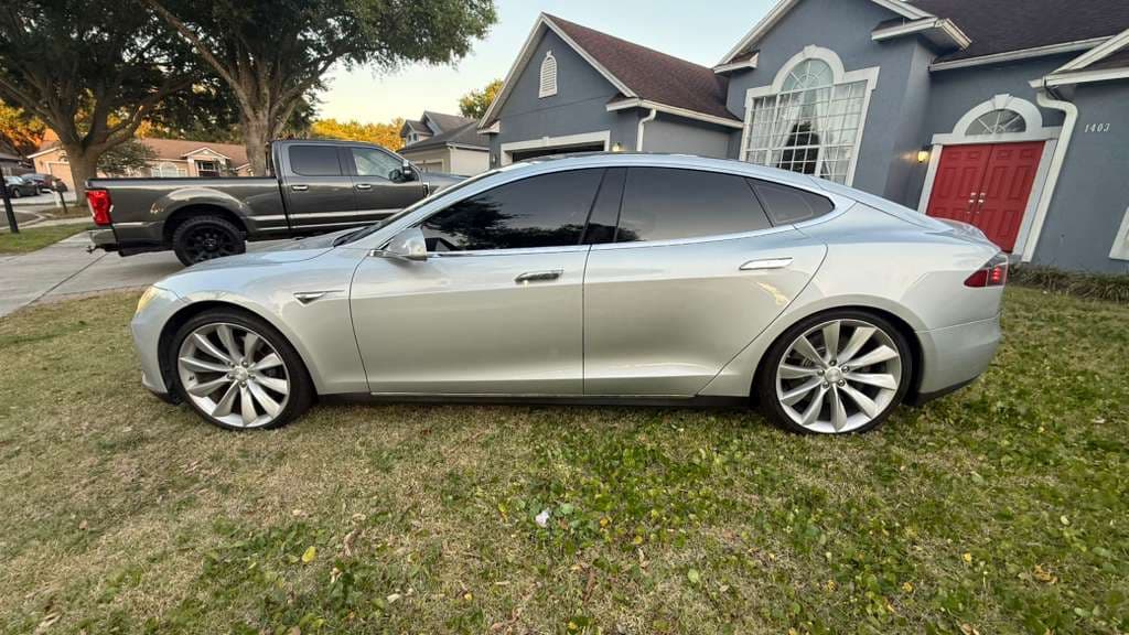 2014 Tesla Model S thumbnail 4
