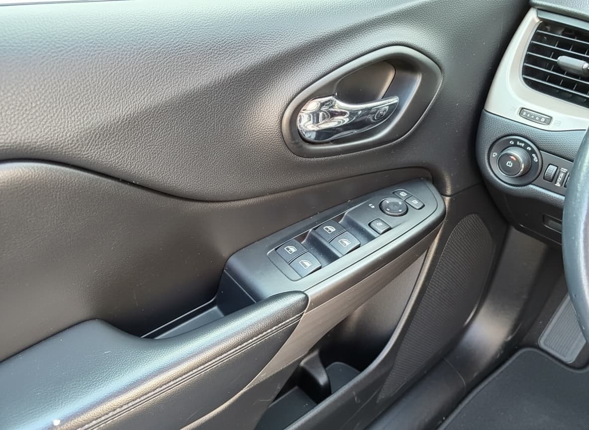 2015 Jeep Cherokee thumbnail 9