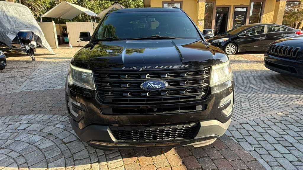 2016 Ford Explorer thumbnail 3
