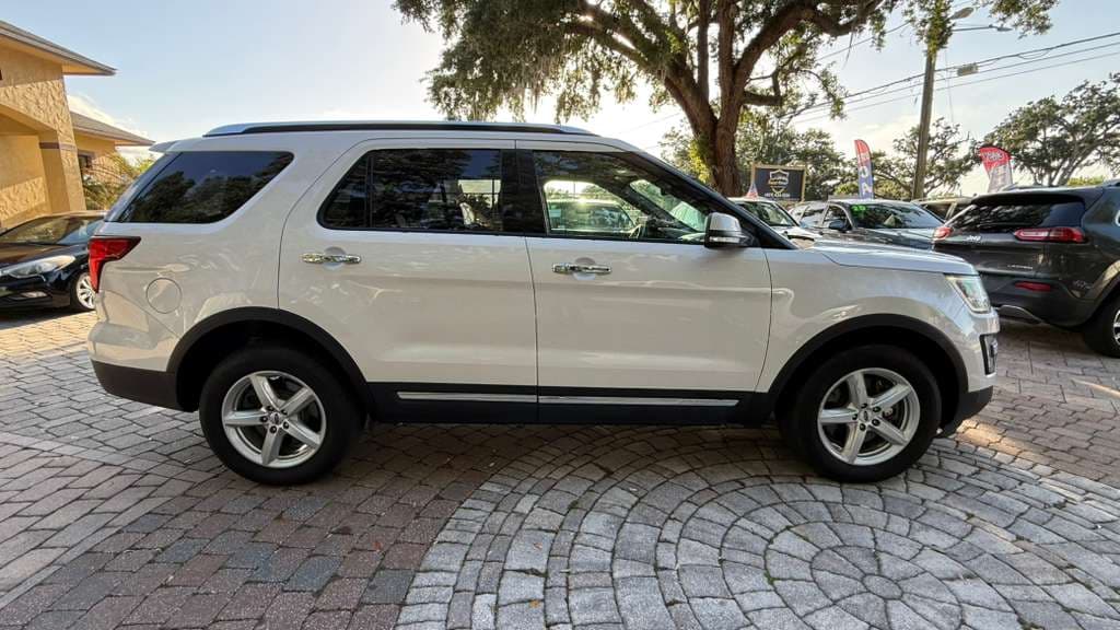 2017 Ford Explorer thumbnail 4