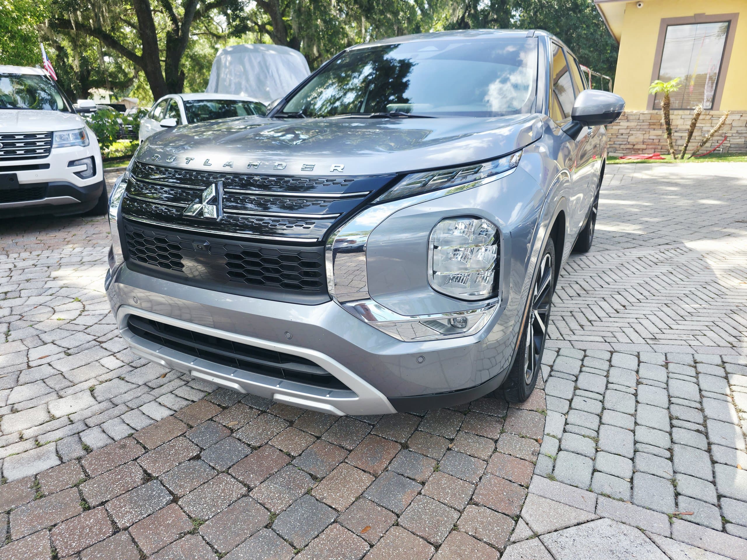 2024 Mitsubishi Outlander thumbnail 2