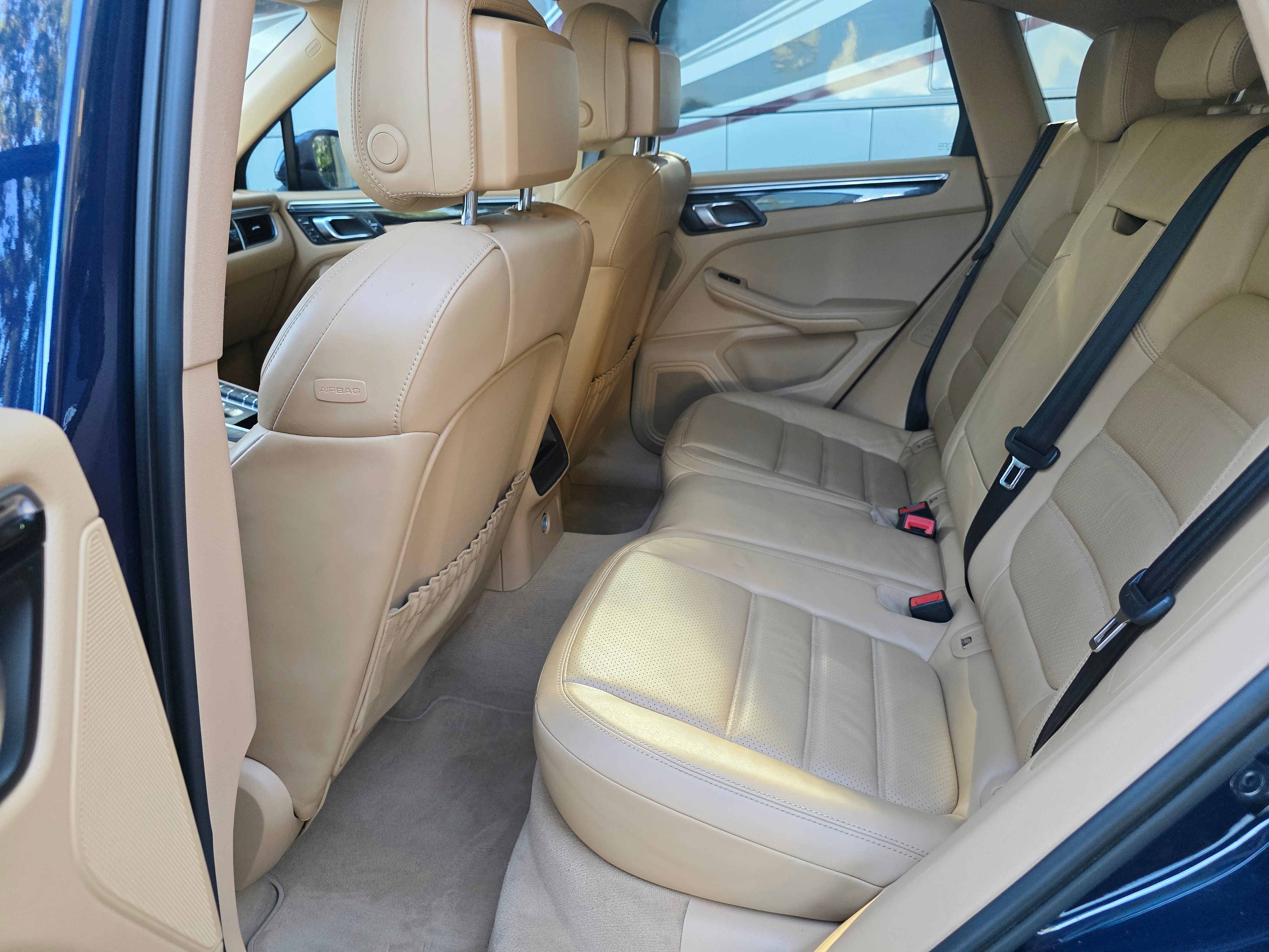 2015 Porsche Macan thumbnail 9