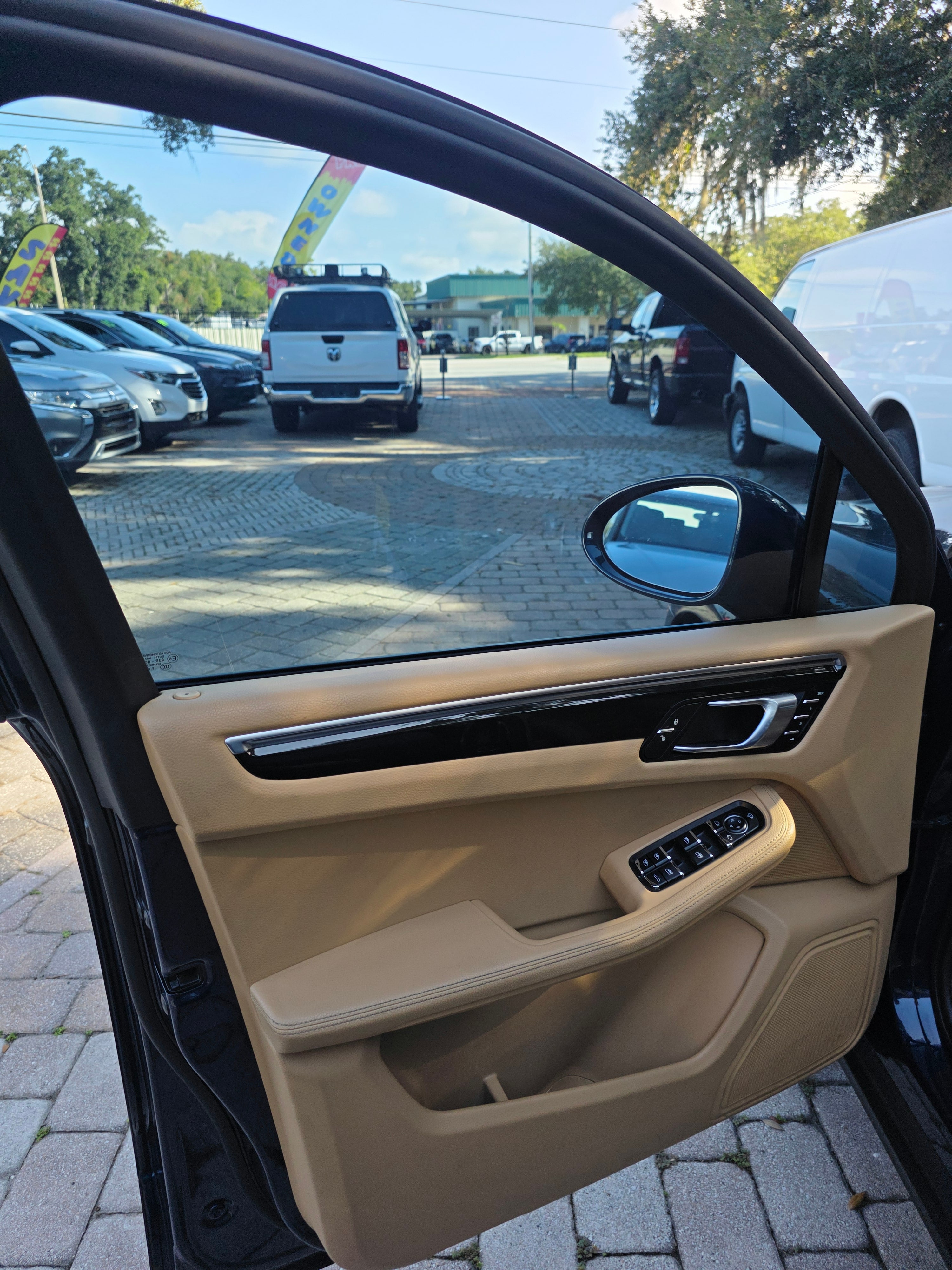 2015 Porsche Macan thumbnail 11