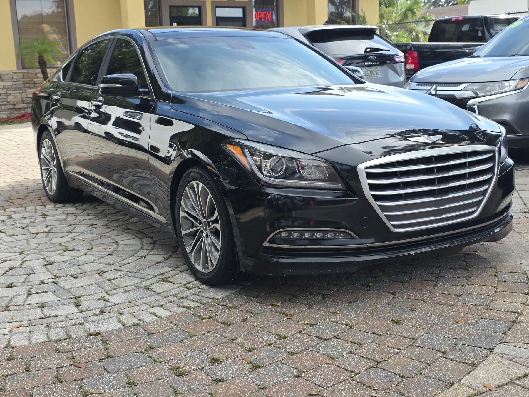 2016 Hyundai Genesis thumbnail 2