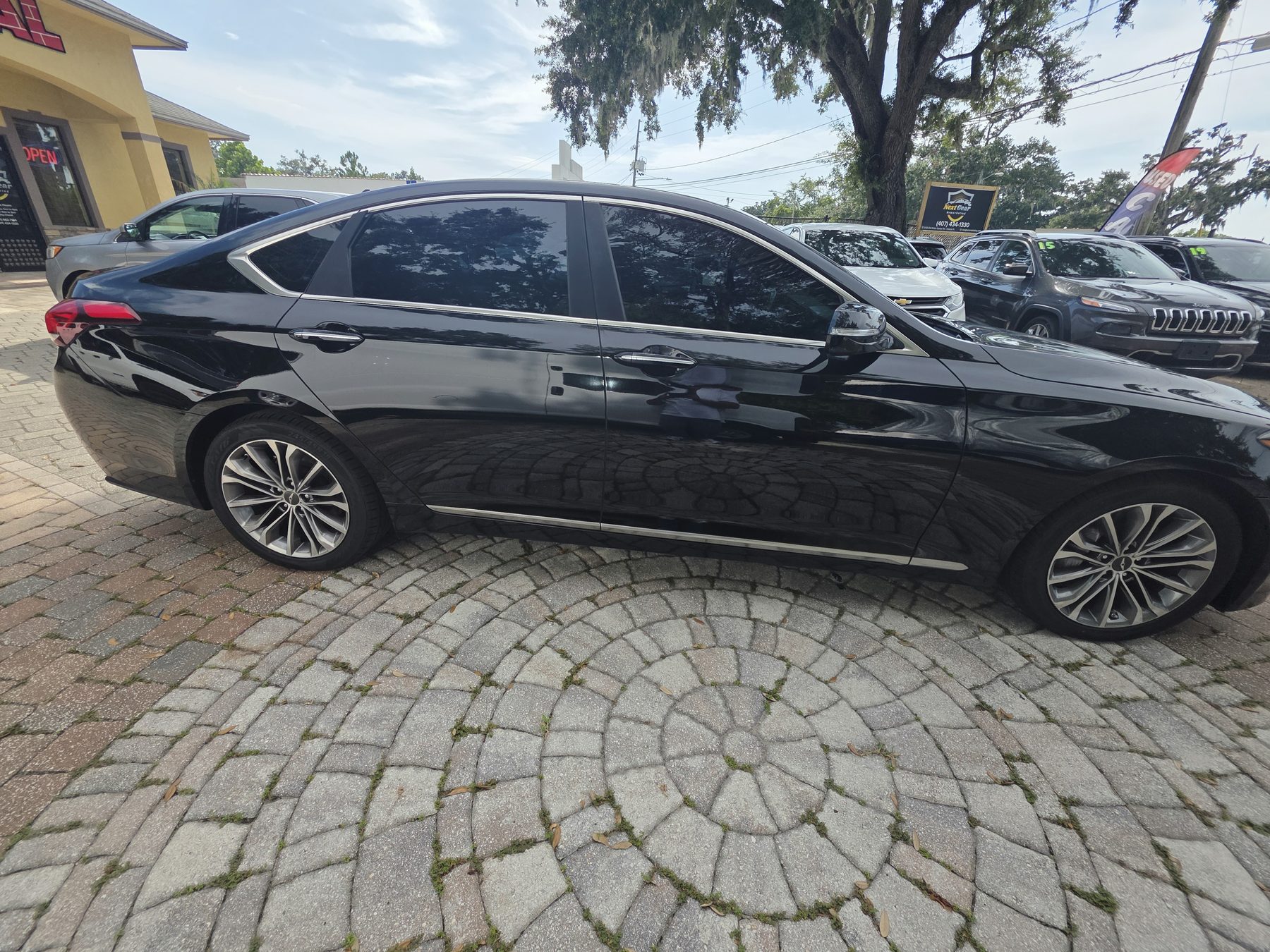 2016 Hyundai Genesis thumbnail 4