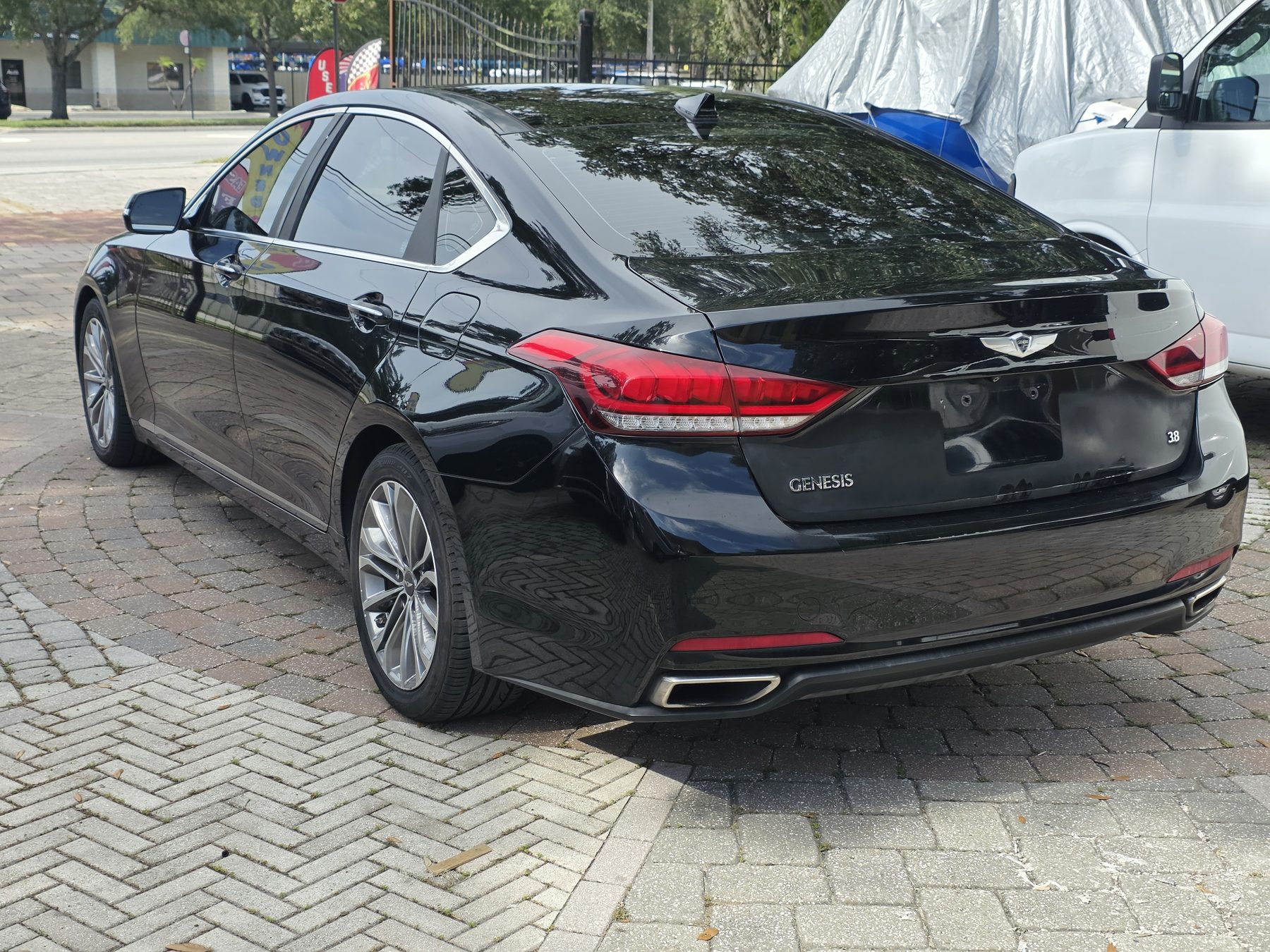 2016 Hyundai Genesis thumbnail 8