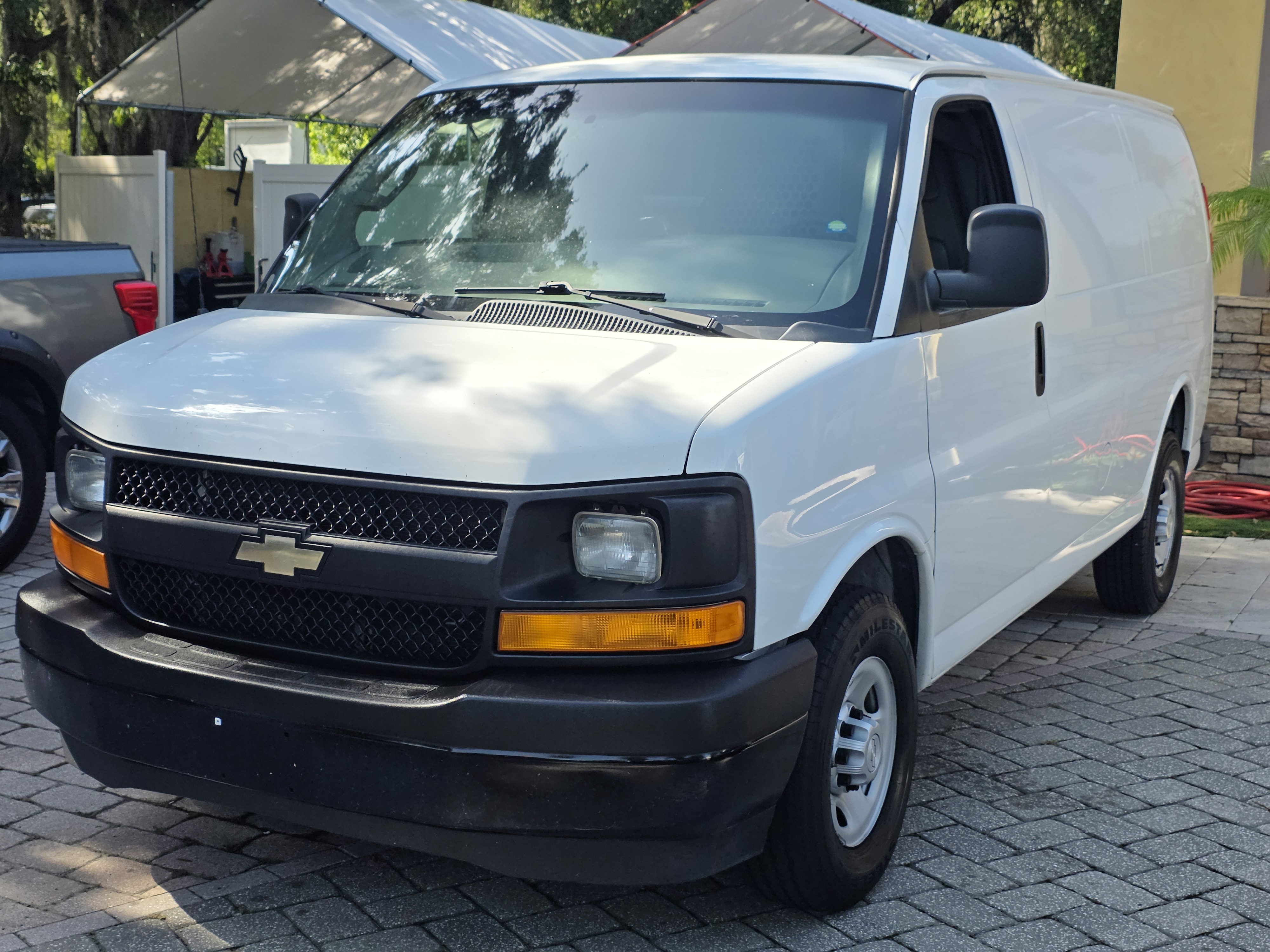 2017 Chevrolet Express 2500 — photo 1