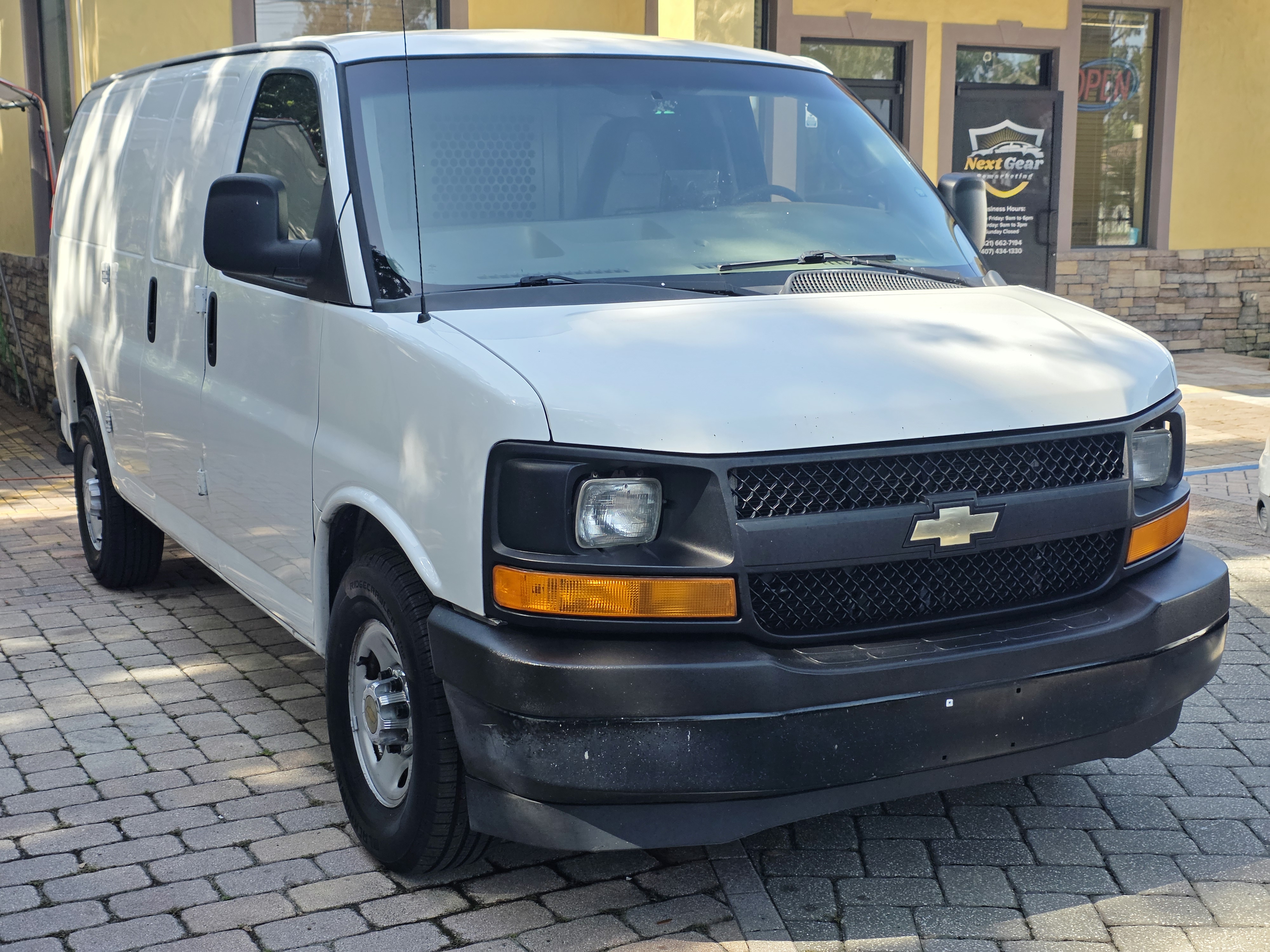 2017 Chevrolet Express 2500 thumbnail 3
