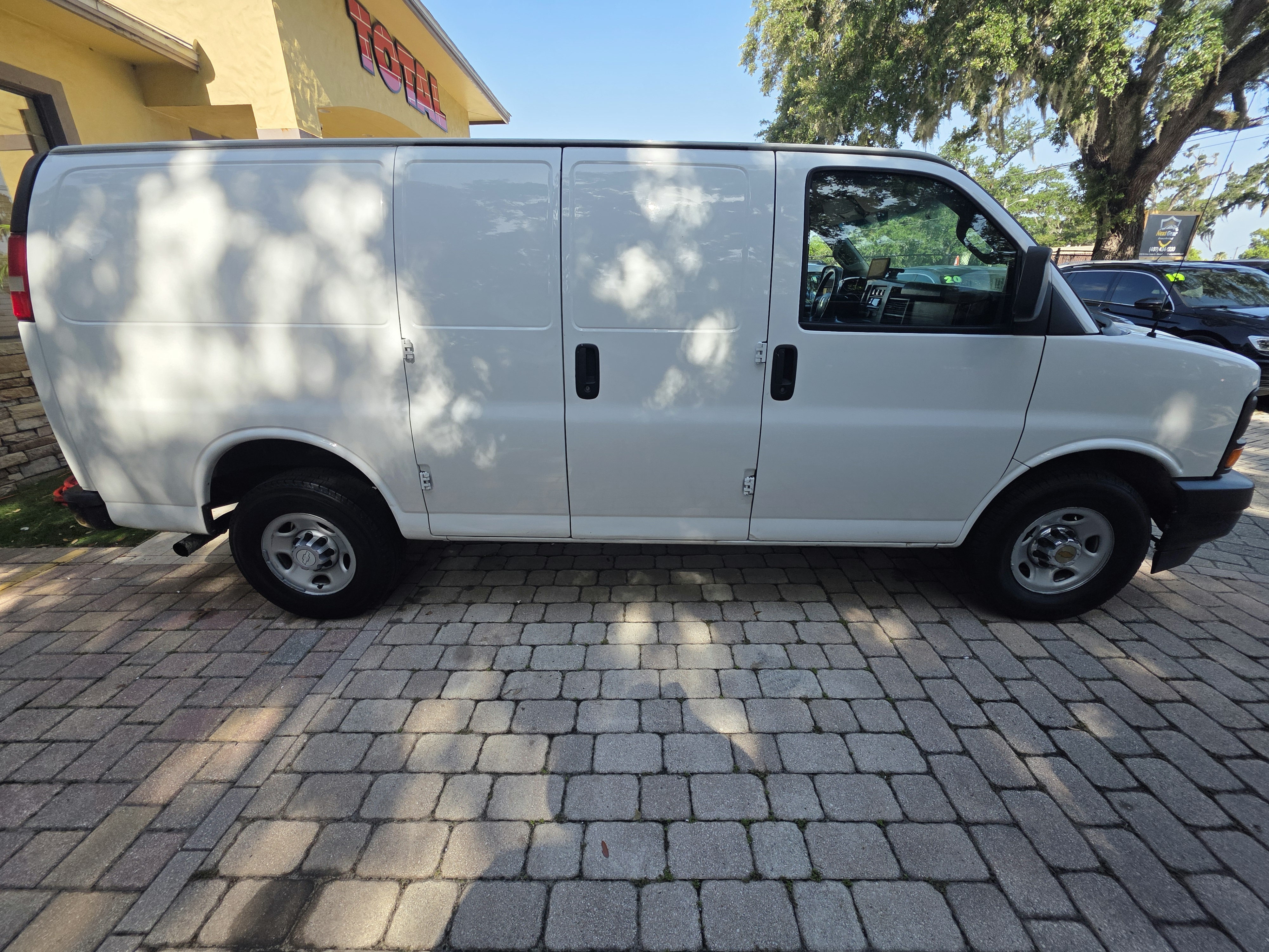 2017 Chevrolet Express 2500 thumbnail 4