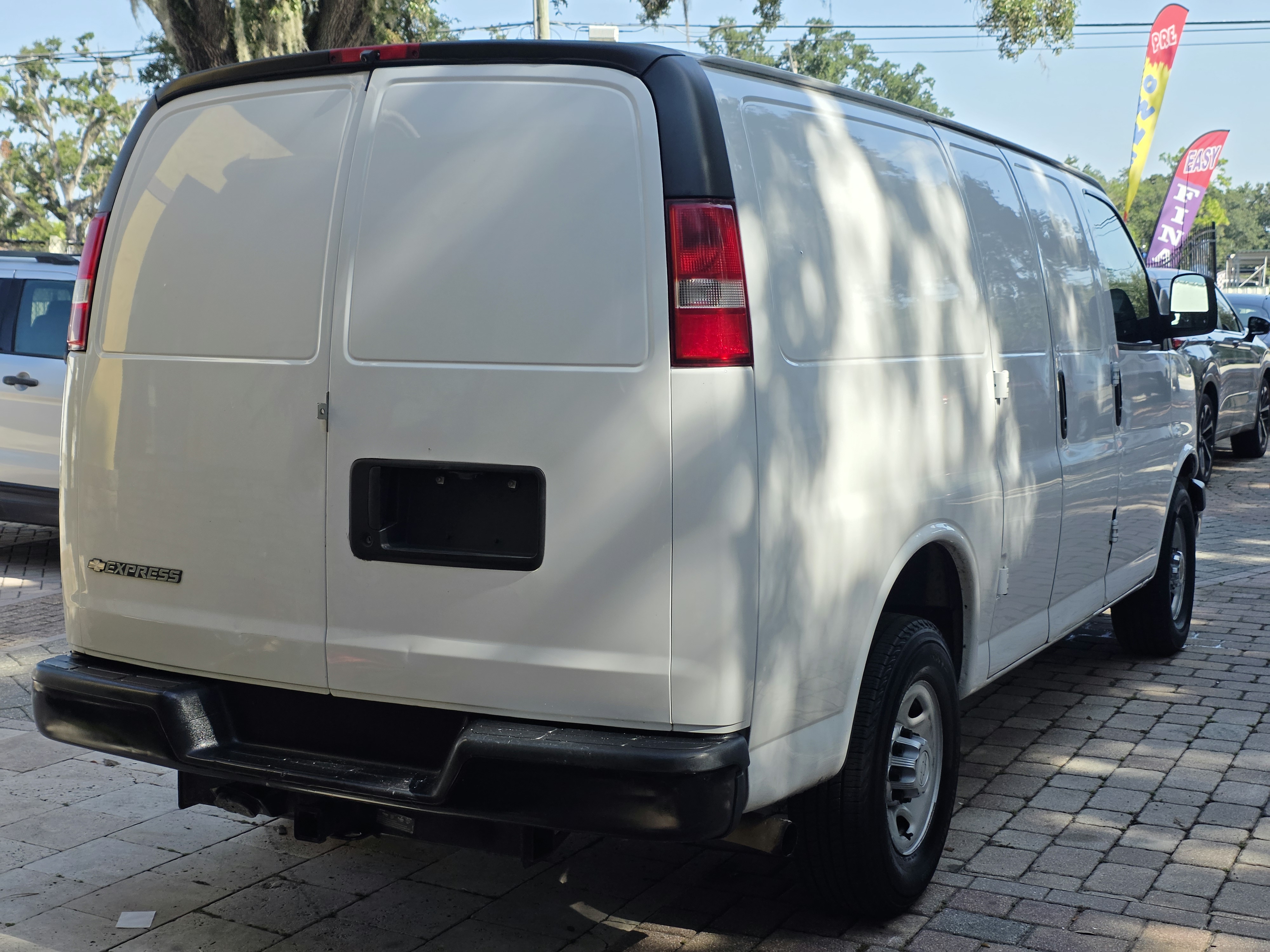 2017 Chevrolet Express 2500 thumbnail 5