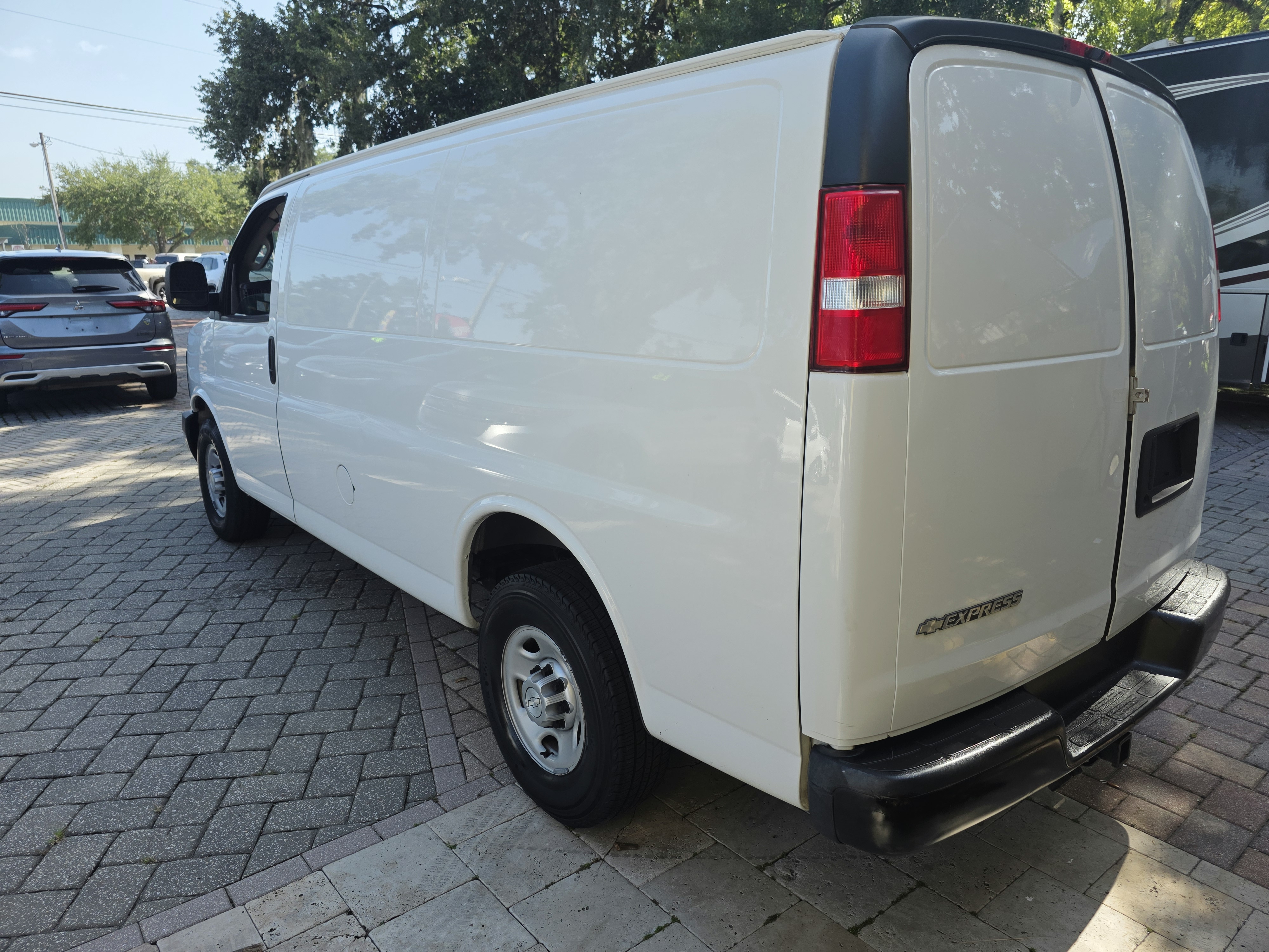 2017 Chevrolet Express 2500 thumbnail 7