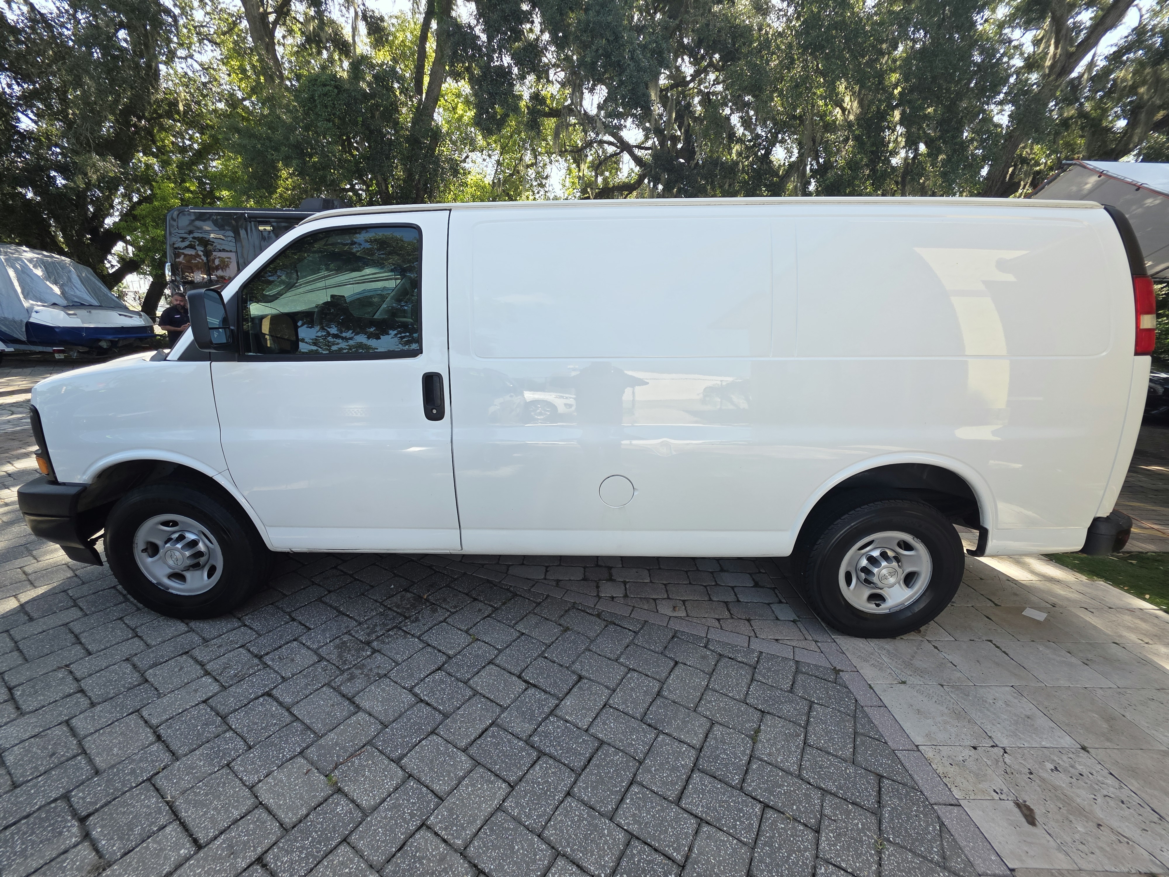 2017 Chevrolet Express 2500 thumbnail 8