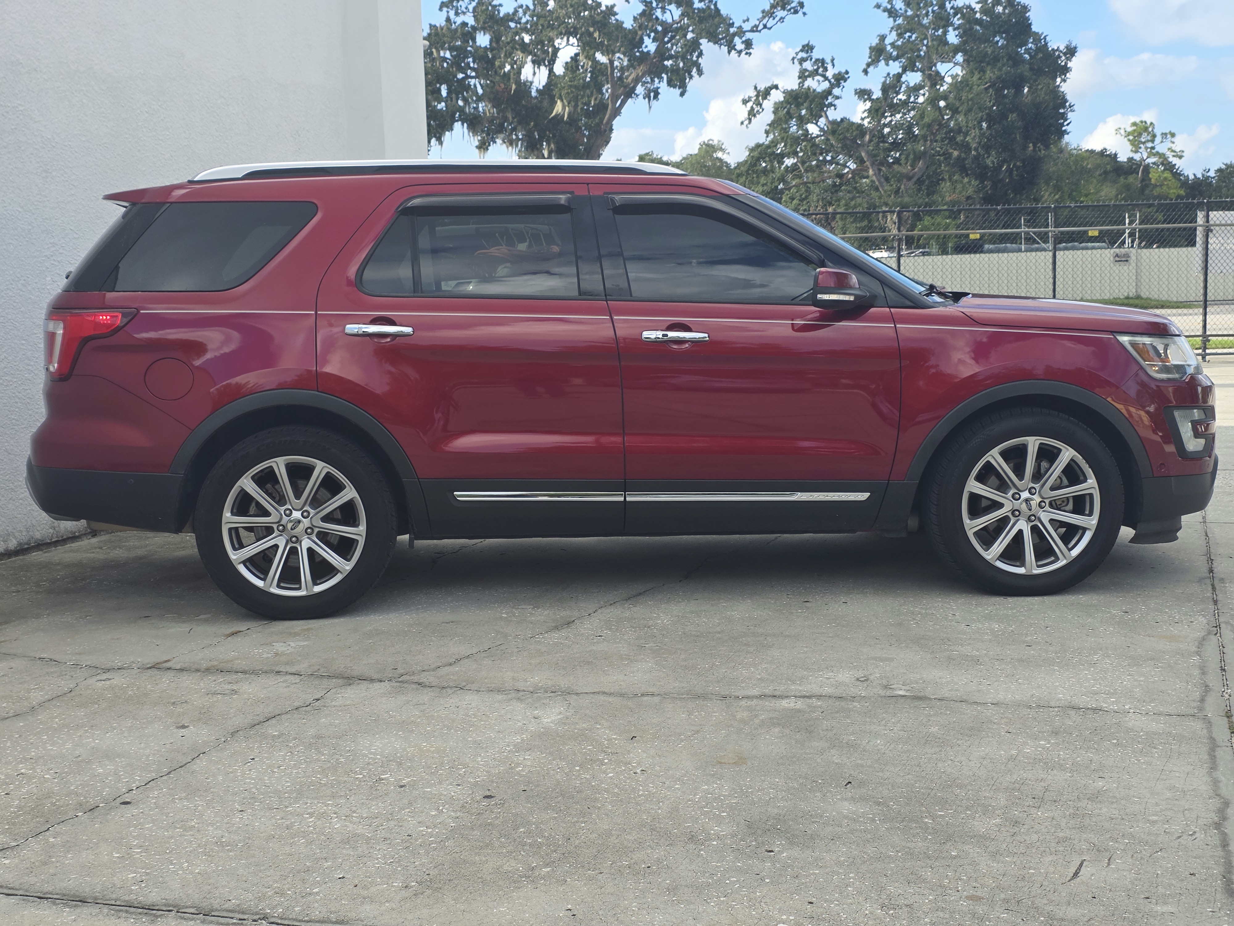 2017 Ford Explorer thumbnail 3