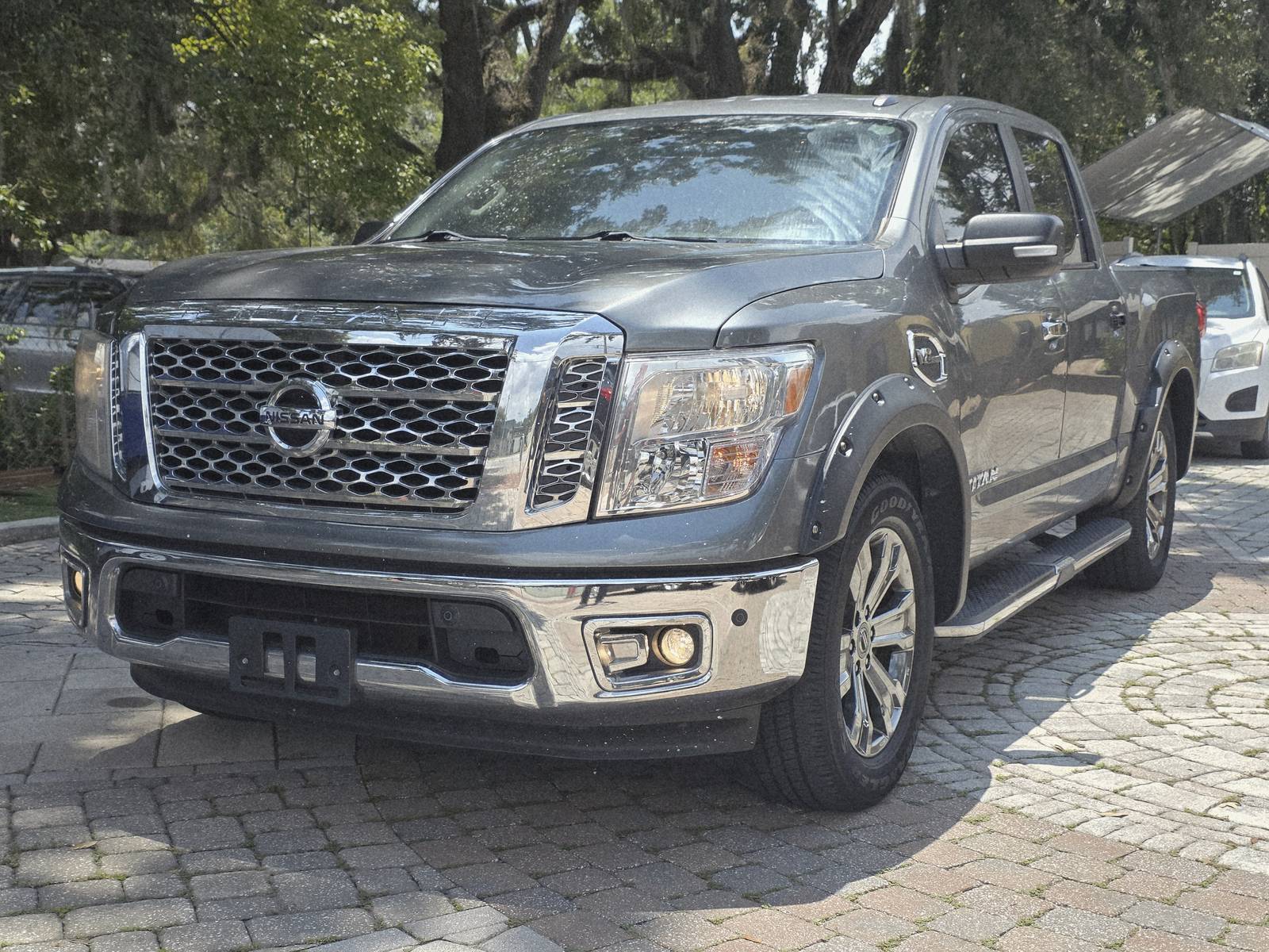 2017 Nissan Titan — photo 1