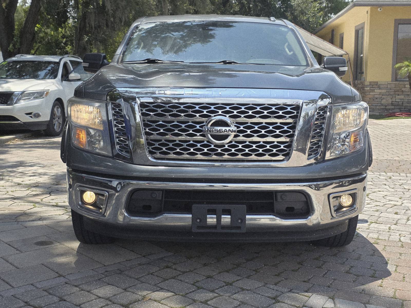 2017 Nissan Titan thumbnail 2