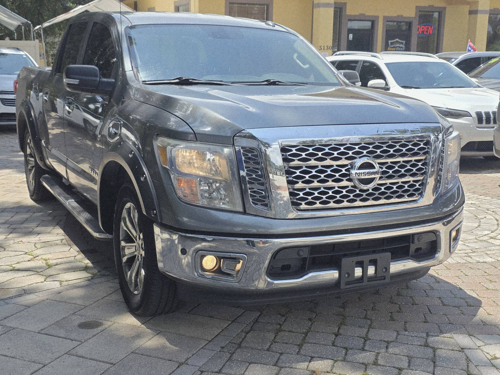 2017 Nissan Titan thumbnail 3