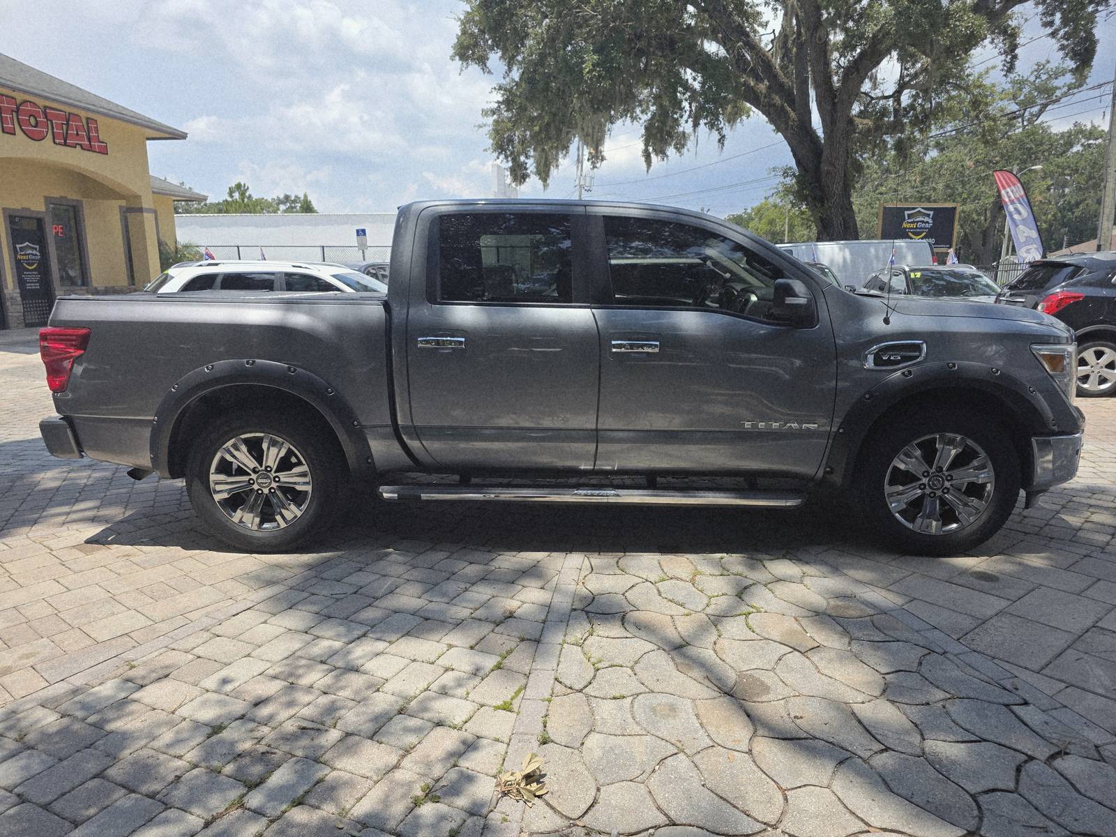 2017 Nissan Titan thumbnail 4