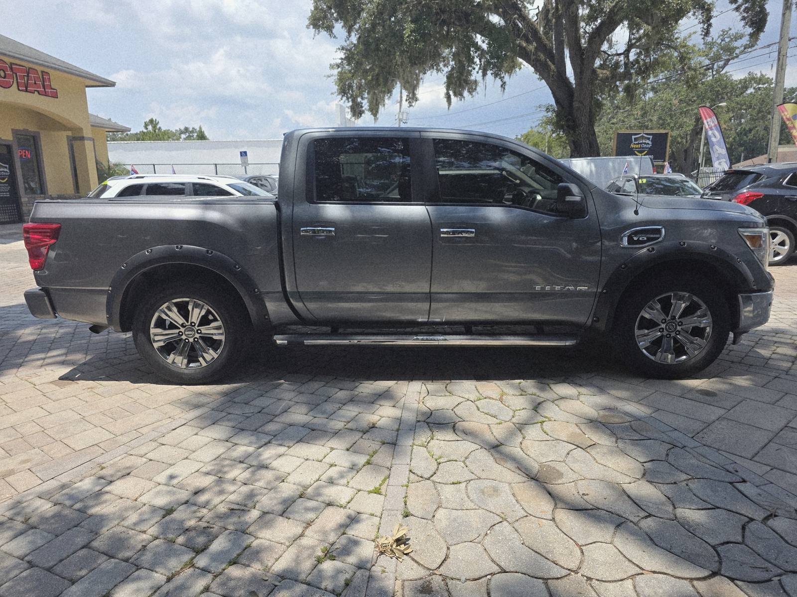 2017 Nissan Titan thumbnail 5