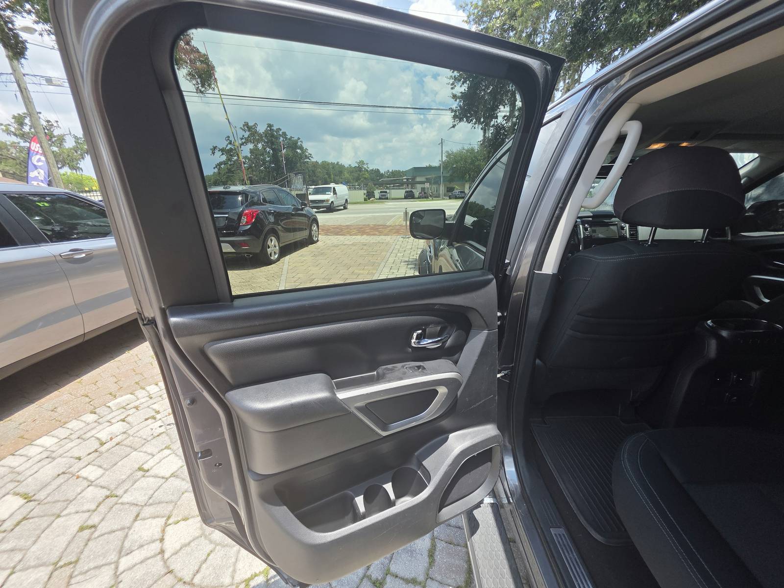 2017 Nissan Titan thumbnail 15