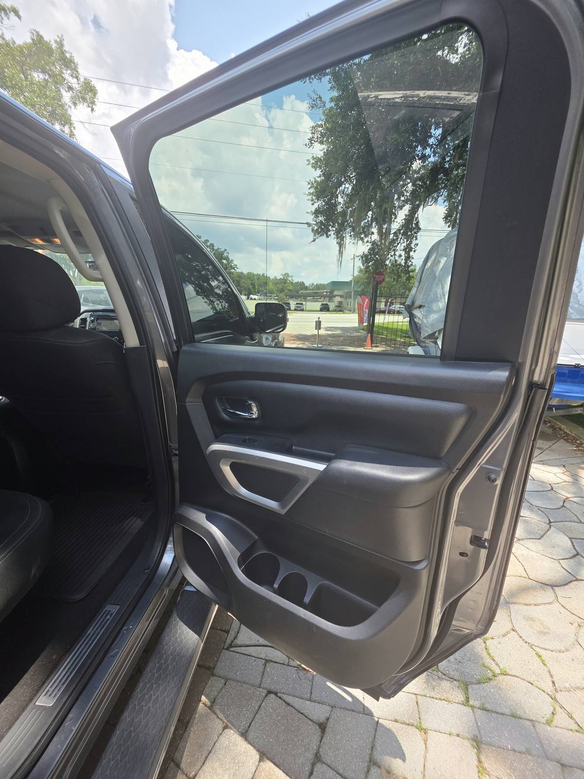 2017 Nissan Titan thumbnail 17