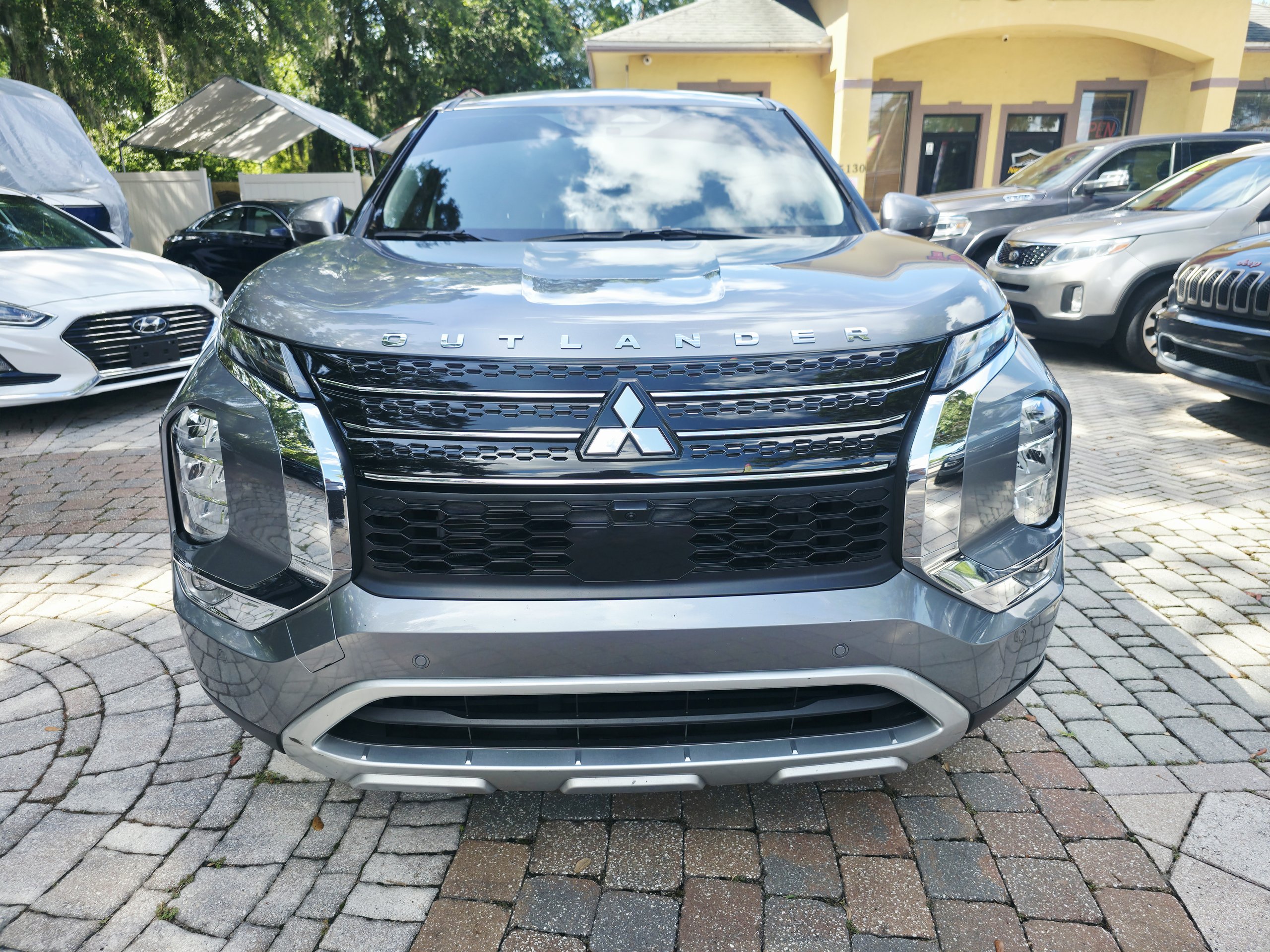 2024 Mitsubishi Outlander thumbnail 3